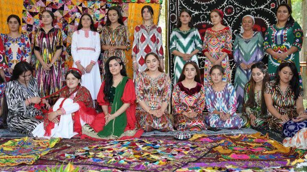 В Душанбе состоялся фестиваль-показ национальных костюмов Сокровища наследия, сообщили в Управлении по делам женщин и семьи мэрии города - Sputnik Таджикистан