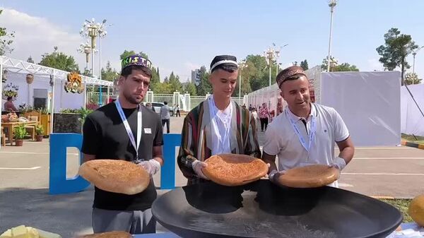 На международной туристической выставке в Душанбе приготовили таджикское блюдо Фатирмаска - Sputnik Таджикистан