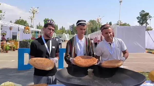 Дар намоишгоҳи байнулмилалии сайёҳӣ дар Душанбе як таоми тоҷикӣ бо номи “Фатирмаска” омода шуд - Sputnik Тоҷикистон