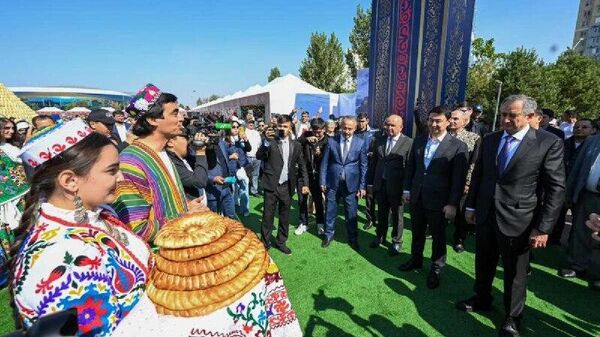 В Алматы прошла выставка продукции Хатлона: 40 фермеров привезли более 200 тонн товаров - Sputnik Таджикистан