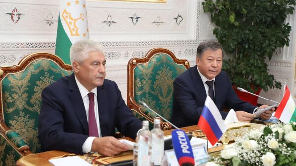 Колоколтсев ва Раҳимзода нақшаи кории вазоратҳои корҳои дохилии Русия ва Тоҷикистон барои соли 2026-ро тасдиқ карданд, хабар медиҳад ВКД Тоҷикистон - Sputnik Тоҷикистон