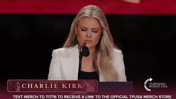 Эрика Кирк, ҳамсари Чарли Кирк, қотили шавҳараш - Тайлер Робинсонро бахшид - Sputnik Тоҷикистон