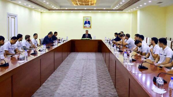 Председатель Согдийской области Раджаб Ахмадзода встретился с делегацией футбольного клуба Худжанд. - Sputnik Таджикистан