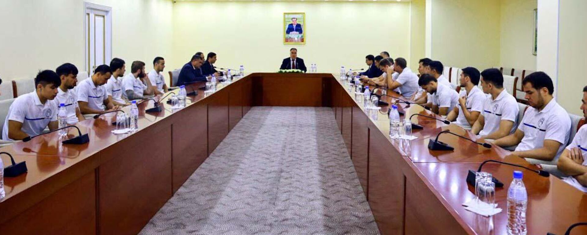 Председатель Согдийской области Раджаб Ахмадзода встретился с делегацией футбольного клуба Худжанд. - Sputnik Таджикистан, 1920, 23.09.2025