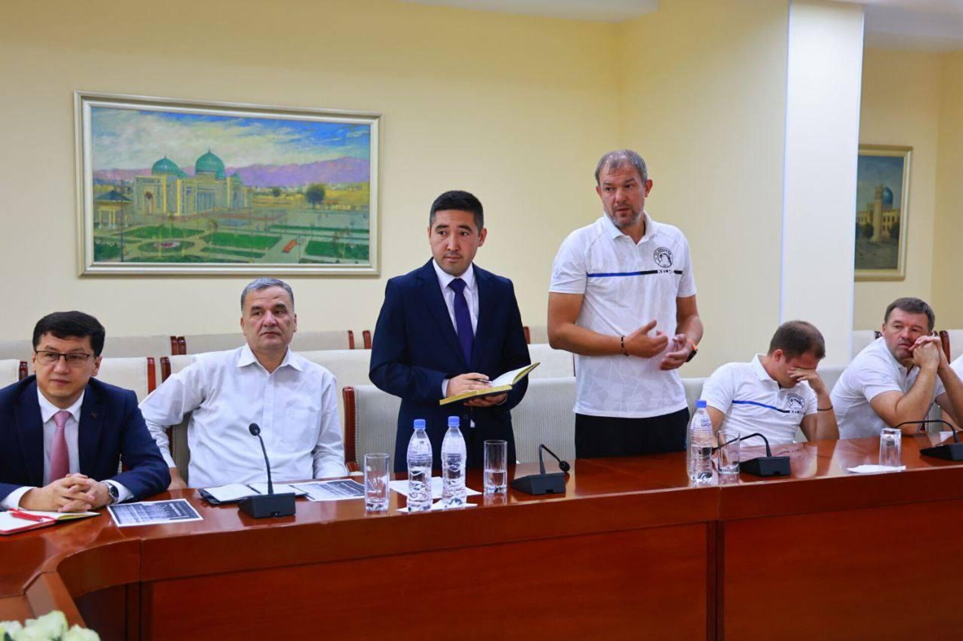Председатель Согдийской области Раджаб Ахмадзода встретился с делегацией футбольного клуба Худжанд. - Sputnik Тоҷикистон, 1920, 23.09.2025