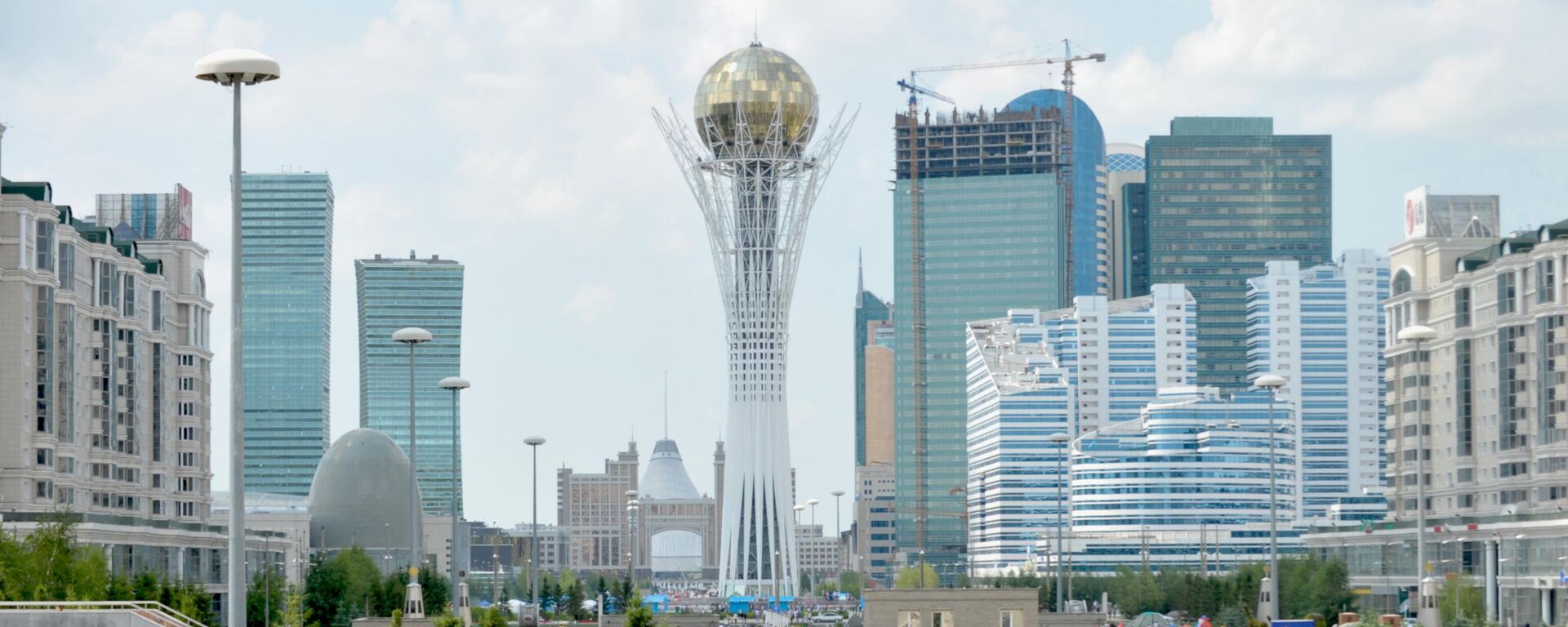 Виды Астаны. Монумент Астана-Байтерек. Иллюстративное фото - Sputnik Тоҷикистон, 1920, 23.09.2025