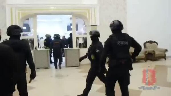 Кормандони ниқобпӯши пулис меҳмони зиёфат барои 620 нафар дар қаламрави Красноярск шуданд, то муҳоҷирони кории ғайриқонунӣ пайдо кунанд - Sputnik Тоҷикистон