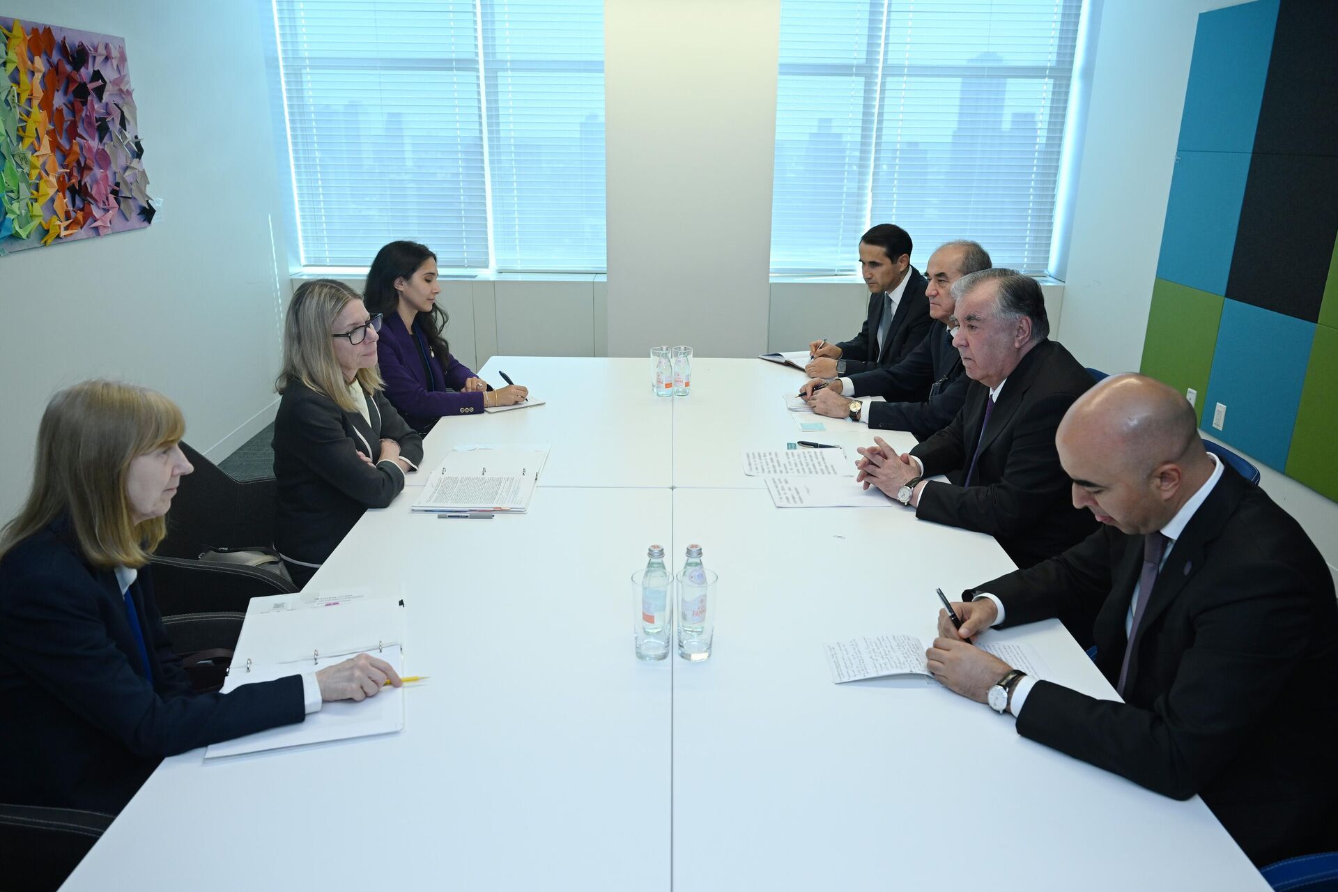 Мулоқоти Эмомалӣ Раҳмон бо мудири Бонки Ҷаҳонӣ  - Sputnik Тоҷикистон, 1920, 24.09.2025