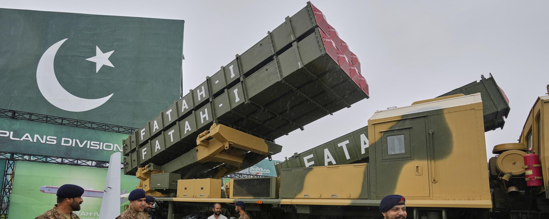 Солдат пакистанской армии позирует для фотографии с детьми перед пусковой установкой наземных баллистических ракет малой дальности Hatf-I во время военной выставки, проведенной в рамках празднования Дня независимости Пакистана в Исламабаде, Пакистан, 14 августа 2025 года.  - Sputnik Таджикистан, 1920, 24.09.2025