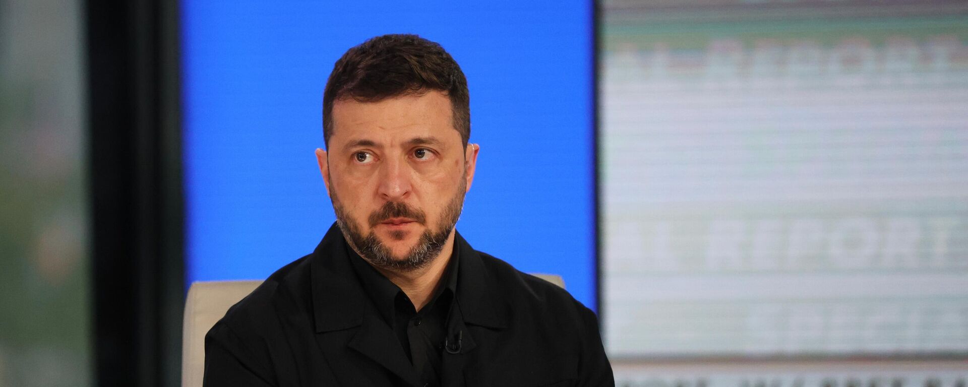 Владимир Зеленский перед записью специального репортажа канала FOX News с Бретом Байером 23 сентября 2025 года, в Нью-Йорке.  - Sputnik Тоҷикистон, 1920, 24.09.2025