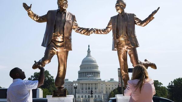 Напротив Капитолия поставили статую, на которой Трамп и обвиненный в сексуальной эксплуатации несовершеннолетних финансист Эпштейн держатся за руки, пишет WP - Sputnik Таджикистан