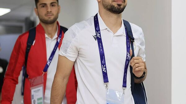 Команда Таджикистана прибыла во Дворец тенниса и водных видов спорта Душанбе на матч по футзалу против сборной Японии - Sputnik Таджикистан