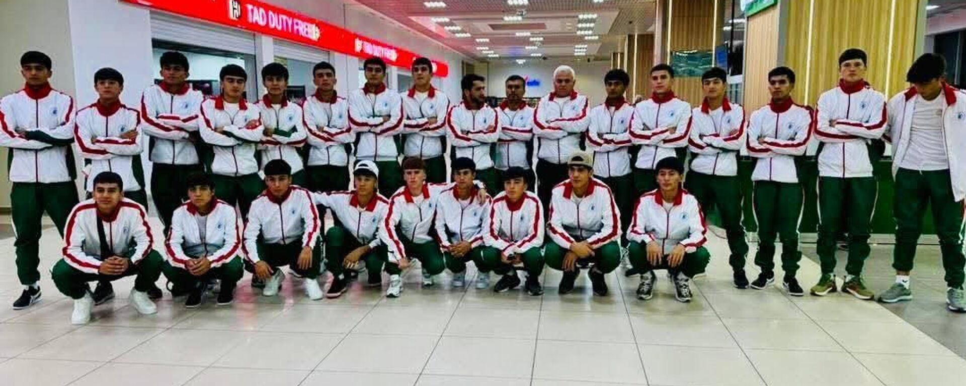 Ҳайати Тоҷикистон ҷиҳати иштирок ба Бозиҳои ИДМ-2025 вориди Озарбойҷон шуд, иттилоъ додааст Кумитаи кор бо ҷавонон ва варзиш - Sputnik Тоҷикистон, 1920, 24.09.2025