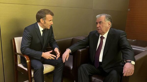 Раҳмон бо Макрон мавзӯъҳои обу иқлимро баррасӣ кард - Sputnik Тоҷикистон