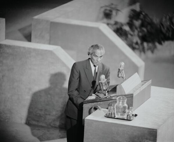 Индийский дипломат Кришна Менон 23 января 1957 года установил рекорд, произнеся самую длинную речь в истории ООН. Он выступал перед Совбезом ООН 8 часов подряд, защищая право Индии владеть спорной с Пакистаном провинцией Кашмир. Менон продолжал говорить до тех пор, пока не выбился из сил и не упал в обморок. После этого дипломата госпитализировали, но на следующий день он вернулся и потратил еще час на то, чтобы закончить свою речь под присмотром врача. - Sputnik Таджикистан