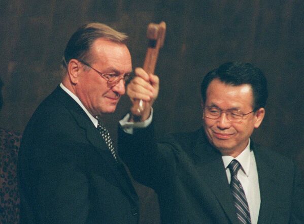 В 1952 году Исландия подарила Генассамблее деревянный молоток, которым председатель открывает и закрывает заседания. Этот символ Ассамблеи в 1960 году сломался, когда председатель, ирландский дипломат Фредерик Боланд, пытался утихомирить Никиту Хрущева.Позже Исландия подарила новый молоток, но он в 2005 году таинственно исчез, и его пришлось заменить еще одним. - Sputnik Таджикистан