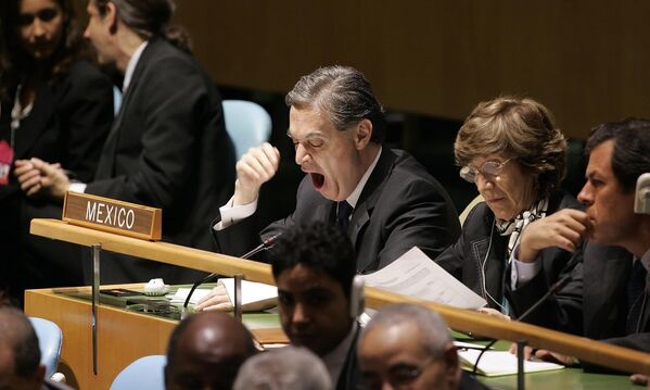Министр иностранных дел Мексики Луис Эрнесто Дербес зевает во время выступления в штаб-квартире ООН в 2005 году. - Sputnik Таджикистан