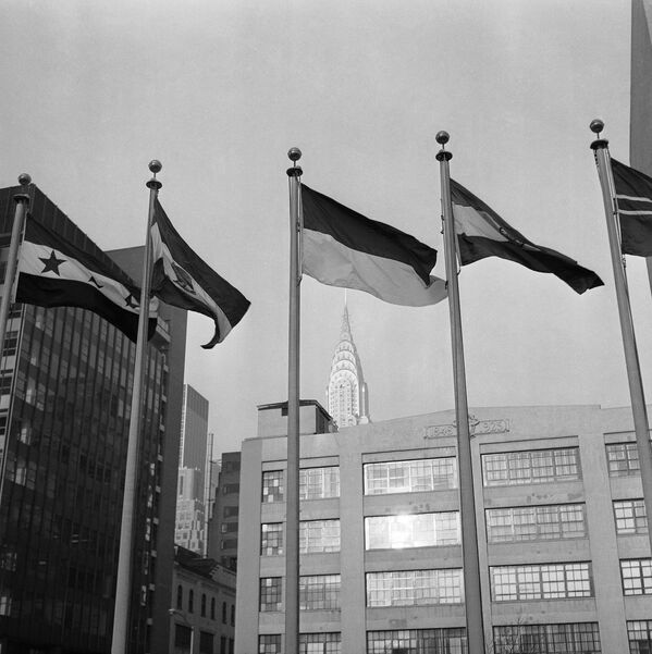 Аввалин ва ягона кӯшиши хориҷшавӣ аз СММ 20 январи соли 1965 Индонезия тасмими худро дар бораи баромадан аз созмон эълон кард, ки &quot;дар ин марҳила ва дар ин шароит&quot; - сабаби ба Шӯрои Амнияти СММ интихоб шудани Малайзия мебошад. Дар сурат: Байрақи Индонезия (дар мобайн) 22 январи соли 1965 дар назди қароргоҳи СММ дар Нью-Йорк, сарфи назар аз қарори аз СММ баромадани мамлакат расман огоҳ карда шуда буд. Парчами Эрон дар тарафи чап ва парчами Ҳиндустон дар тарафи рост. Вай дар телеграммаи аз 19 сентябри соли 1966 фиристодаи худ карори худро дар бораи аз нав давом додани ҳамкорӣ бо СММ ва дар фаъолияти он пурра иштирок кардан&quot; эълон кард.  - Sputnik Тоҷикистон