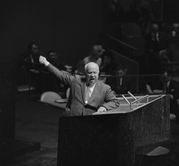 Афсона дар бораи пойафзоли Хрушёв. 12 октябри соли 1960 яке аз сессияхои пурҷӯшу хурӯши Ассамблеям Генералии СММ баргузор шуд, Қаҳрамони руз Котиби Якуми КМ КПСС Никита Сергеевич Хрушёв нутқи бағоят ҳаяҷоновар эҷод кард. Китобхонаи Созмони Милали Муттаҳид ҳеҷ гуна сабти расмӣ дар бораи гӯё дар Ассамблеяи Генералӣ ба рӯйи миз задани пойафзоли Хрушёв мавҷуд нест, аммо суханронии ӯ фаромӯшнашаванда буд. Ба гуфтаи як роҳбалади СММ, сайёҳони кишварҳое, ки дар ҳайати ИҶШС буданд, ҳамеша хоҳиш мекунанд, ки ҳангоми ташриф ба Ассамблеяи Генералӣ мизеро бубинанд, ки роҳбари ҳайати шӯравӣ дар он ҷо бо кафш ва ё мушти худ мезад. Ва нутқи ӯ дар пленуми Ассамблеяи Генералй дар соли 1960 дар байни се нутқи дарозтарин, ки 140 дақиқа давом кард, сабт шудааст. - Sputnik Тоҷикистон