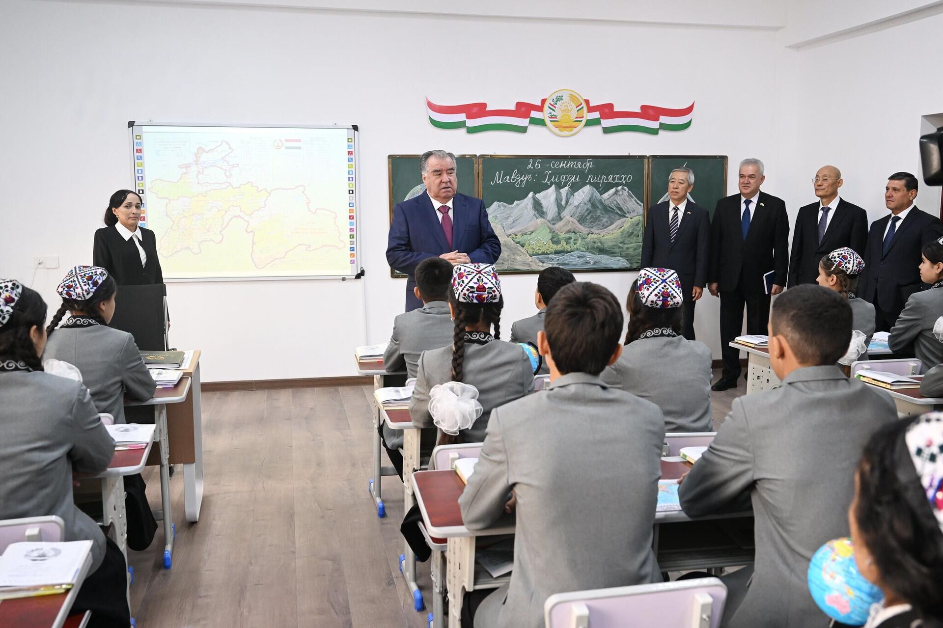 Ифтитоҳи мактаби нав дар шаҳри Ваҳдат - Sputnik Тоҷикистон, 1920, 26.09.2025