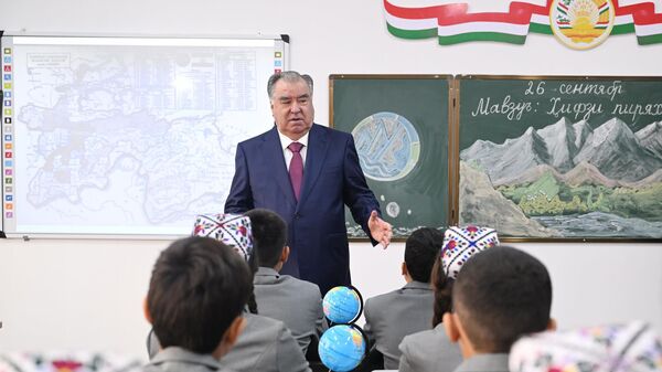 Ифтитоҳи мактаби нав дар шаҳри Ваҳдат - Sputnik Тоҷикистон