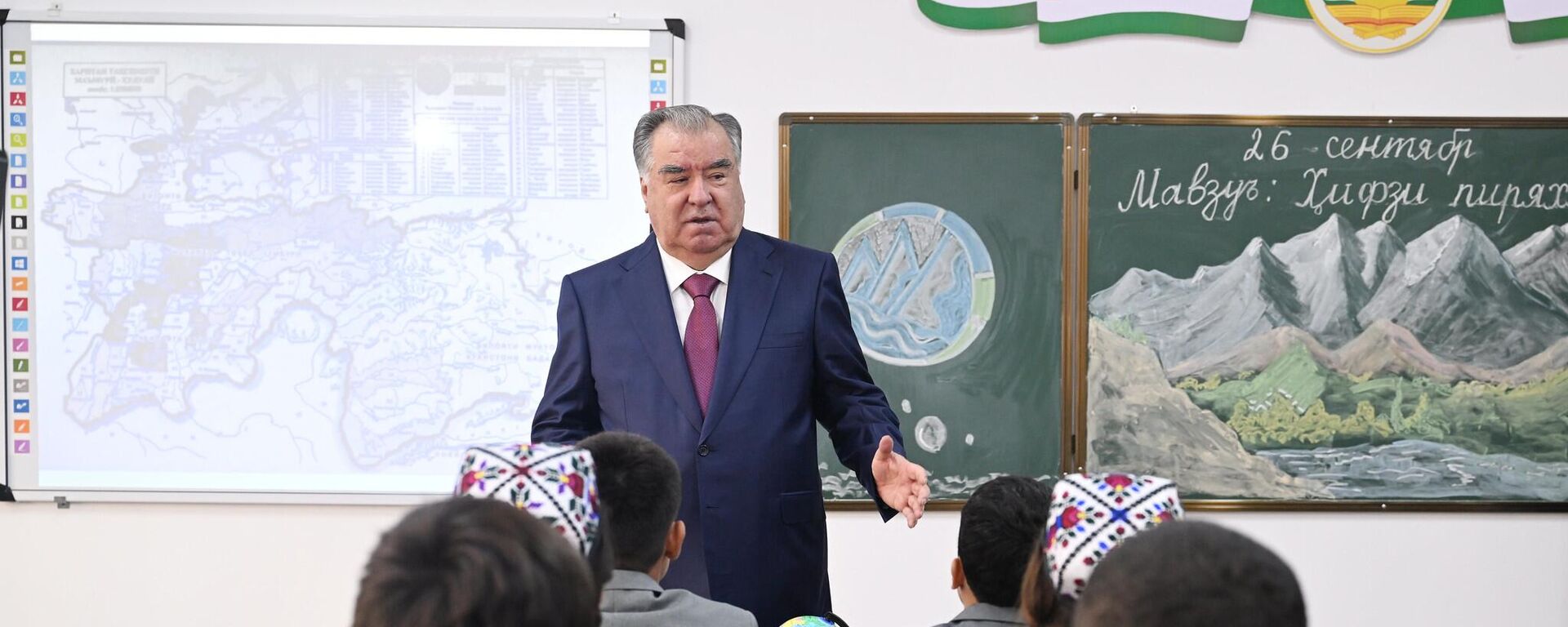 Ифтитоҳи мактаби нав дар шаҳри Ваҳдат - Sputnik Тоҷикистон, 1920, 26.09.2025