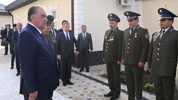 Эмомали Рахмон ввел в эксплуатацию здание отделения ГКНБ в городе Вахдат.  - Sputnik Тоҷикистон