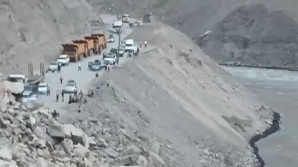 Дар қисмати шоҳроҳи Помир дар ҳудуди ноҳияи Ишкошим сангрезӣ рух дода, ҳаракати нақлиётро масдуд кард - Sputnik Тоҷикистон