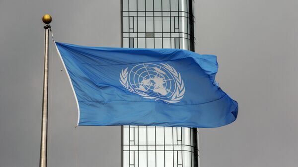 Флаг ООН у здания Организации Объединенных Наций во время сессии Генеральной Ассамблеи ООН. - Sputnik Тоҷикистон