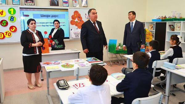 Аҳмадзода аз мактаби руси-тоҷикии ба номи А - Sputnik Тоҷикистон