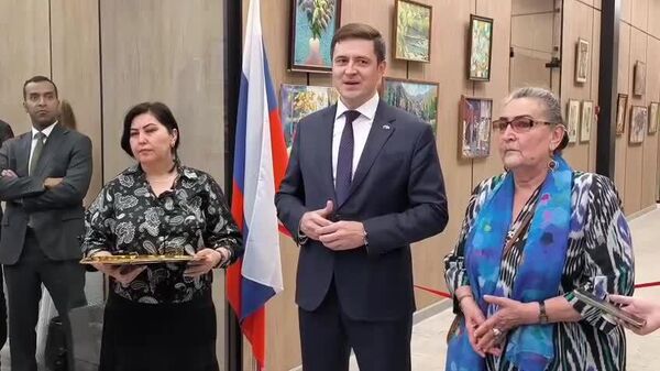 Вместе: вот так в Русском доме Душанбе прошел вернисаж членов Союза художников Таджикистана - Sputnik Таджикистан