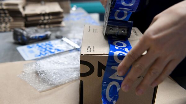 Зона упаковки товаров на складе логистического центра Ozon в Казани. Архивное фото - Sputnik Таджикистан