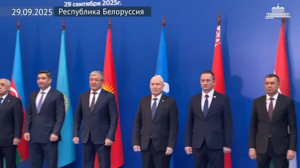 Пеш аз оғози ҷаласаи Шӯрои сарони ҳукуматҳои кишварҳои узви ИДМ дар Минск дар шакли маҳдуд, сарвазирон дар аксбардории муштарак иштирок карданд - Sputnik Тоҷикистон