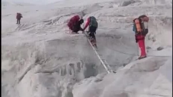 Пожарный из России Андрей Трикозов покорил пик Ленина на границе Таджикистана с Кыргызстаном - Sputnik Таджикистан