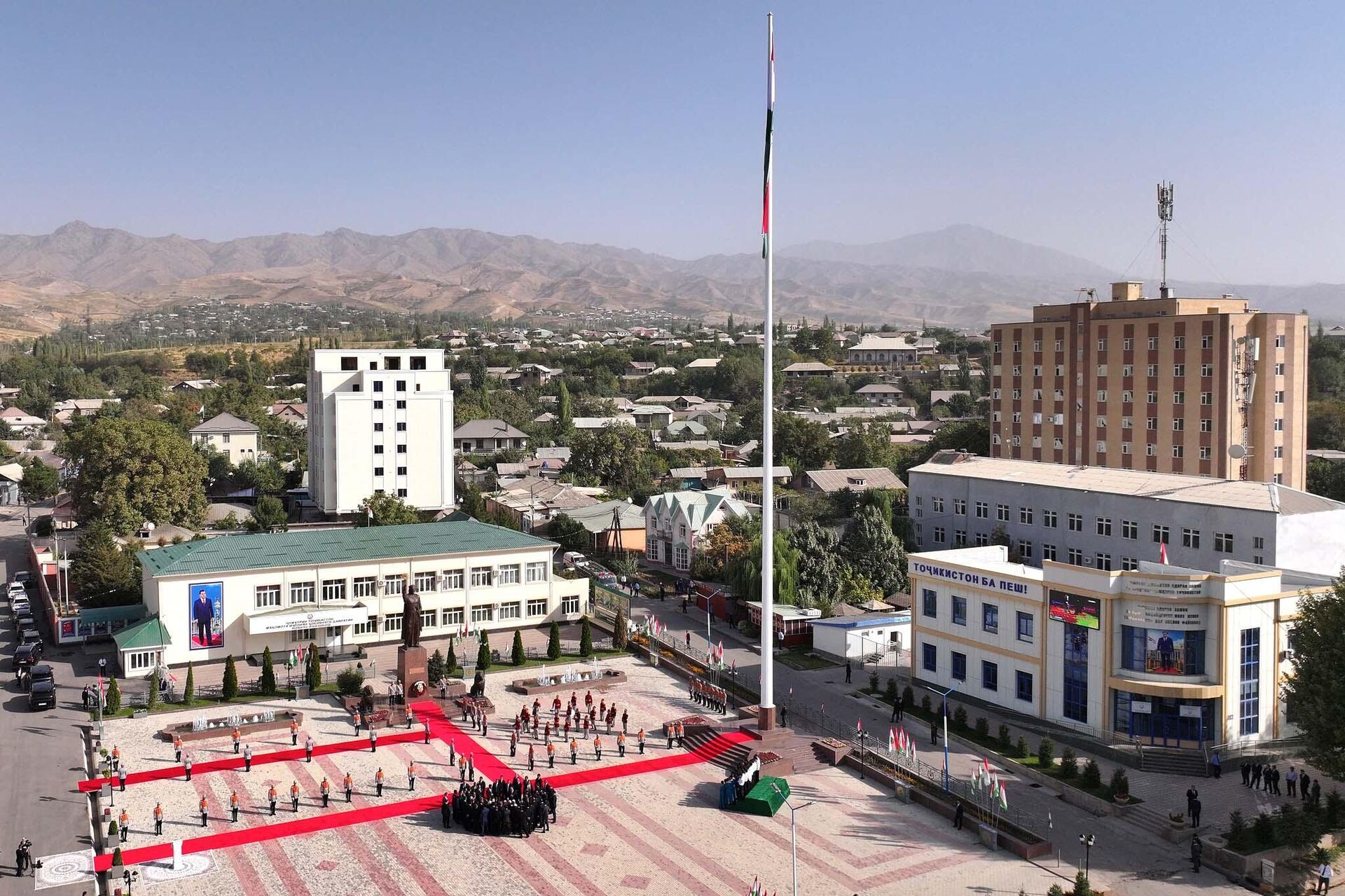 Площадь Государственного флага в центре Файзабадского района - Sputnik Тоҷикистон, 1920, 30.09.2025