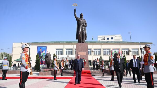 Площадь Государственного флага в центре Файзабадского района - Sputnik Тоҷикистон