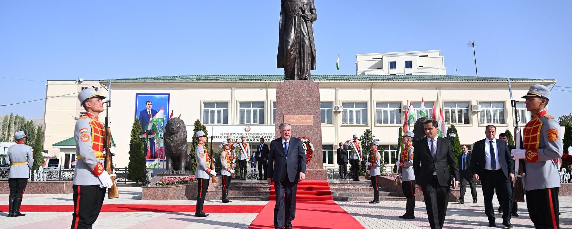 Площадь Государственного флага в центре Файзабадского района. - Sputnik Таджикистан, 1920, 30.09.2025