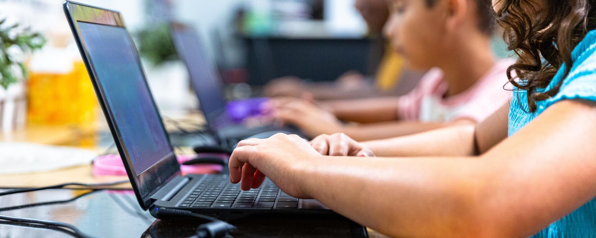 Учащиеся начальной школы в компьютерном классе. Иллюстративное фото - Sputnik Тоҷикистон, 1920, 01.10.2025