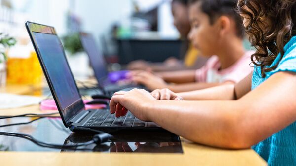 Учащиеся начальной школы в компьютерном классе. Иллюстративное фото - Sputnik Тоҷикистон