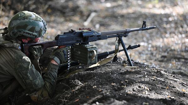 Военнослужащий штурмовых подразделений 20-й гвардейской общевойсковой армии группировки войск Запад. Архивное фото - Sputnik Тоҷикистон