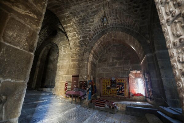 Цитадель Алеппо, как и весь Старый город, закрывалась и была повреждена в результате гражданской войны в Сирии. - Sputnik Таджикистан