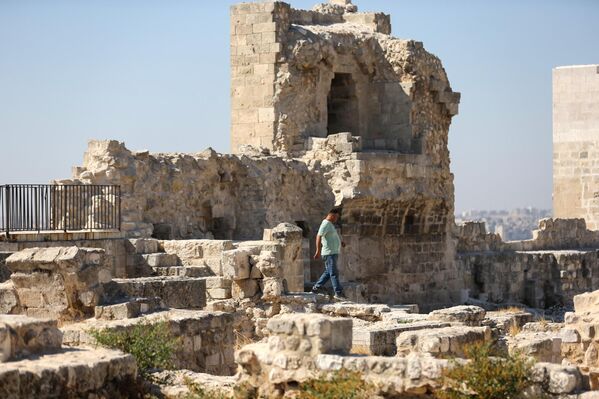 Древний памятник был возведен династией Хамданидов при правителе Сайф ад-Дауле, который начал строительство самых старых укреплений в период с 944 по 957 год н. э. - Sputnik Таджикистан