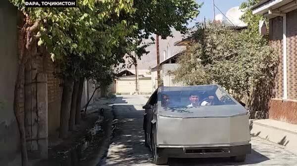 Навраси тоҷик дар як сол аз қисмҳои куҳнаи Опелу Лада нусхаи барқии Тесла сохт, ки тавони ҳаракат бо суръати 80 км дар як соатро дорад - Sputnik Тоҷикистон