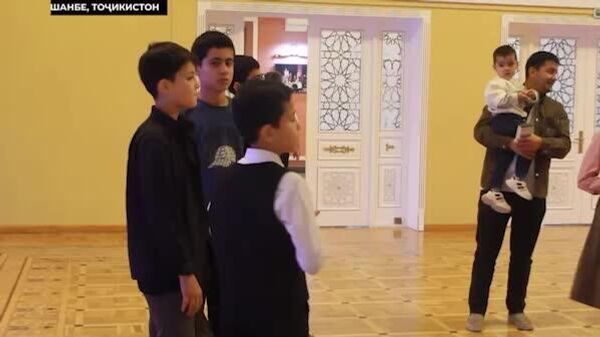 Аз телевизион ба саҳна: Намоишномаи “Рустам ва Сӯҳроб” ҳаводорони театрро ҷамъ овард - Sputnik Тоҷикистон