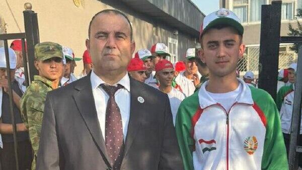 Раиси ноҳияи Ховалинг шахсан писарашро ба сафи артиш гусел кард - Sputnik Тоҷикистон