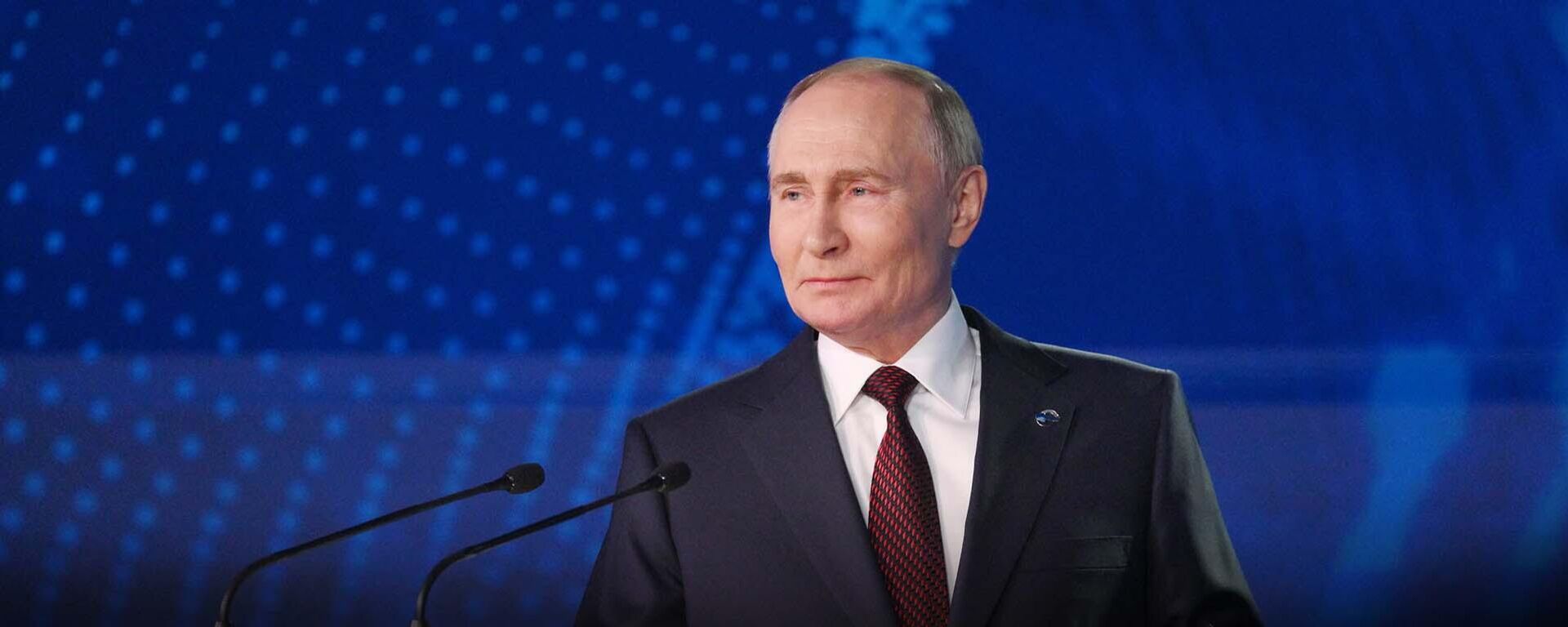 Владимир Путин выступает на пленарной сессии клуба Валдай - прямая трансляция - Sputnik Таджикистан, 1920, 02.10.2025