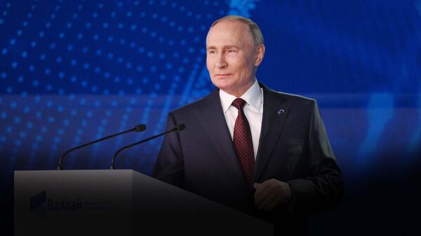 Владимир Путин дар ҷаласаи якҷояи  маҳфили Валдай суханронӣ мекунад. - Sputnik Тоҷикистон