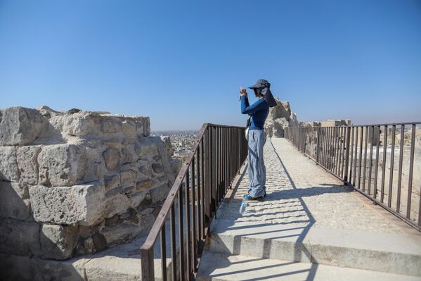 Сайёҳ қалъаи бостонии Ҳалабро пас аз бозшавӣ акс мегирад. Сайёҳ қалъаи бостонии Ҳалабро пас аз бозшавӣ акс мегирад. - Sputnik Тоҷикистон