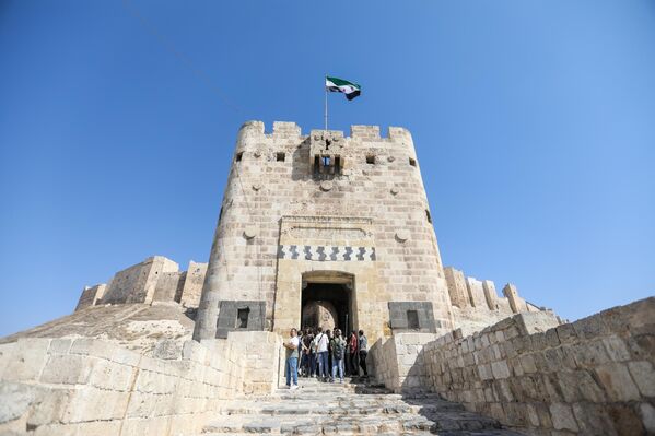 Ҳоло қалъа ба рӯи меҳмонон ва сайёҳон боз аст. Ҳоло қалъа ба рӯи меҳмонон ва сайёҳон боз аст. - Sputnik Тоҷикистон