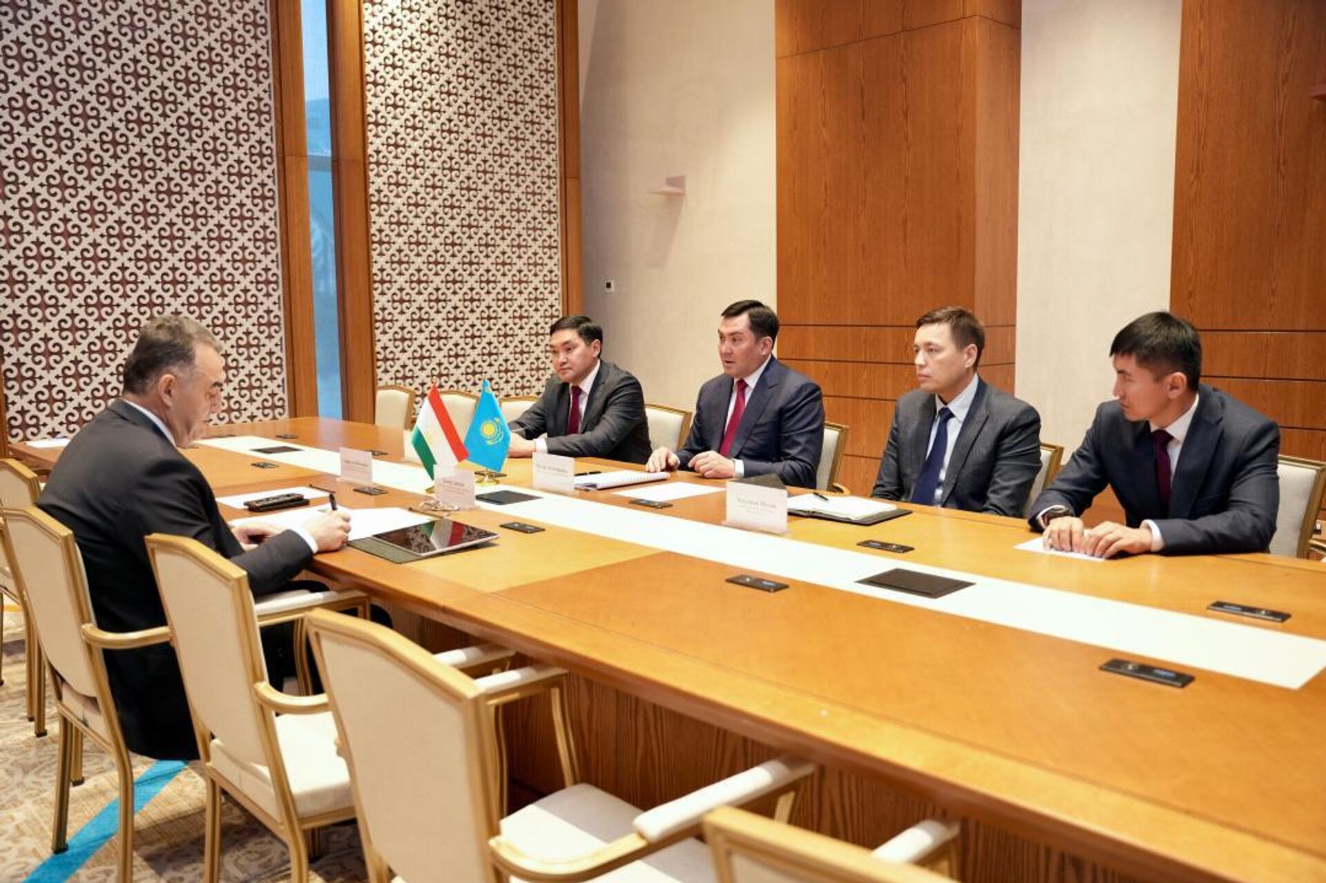 Мулоқоти Далер Ҷумъа бо вазири эенергетикаи Қазоқистон - Sputnik Тоҷикистон, 1920, 02.10.2025